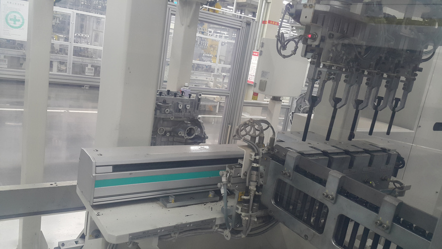 실내, 테이블, 창문, 앉아있는이(가) 표시된 사진
자동 생성된 설명