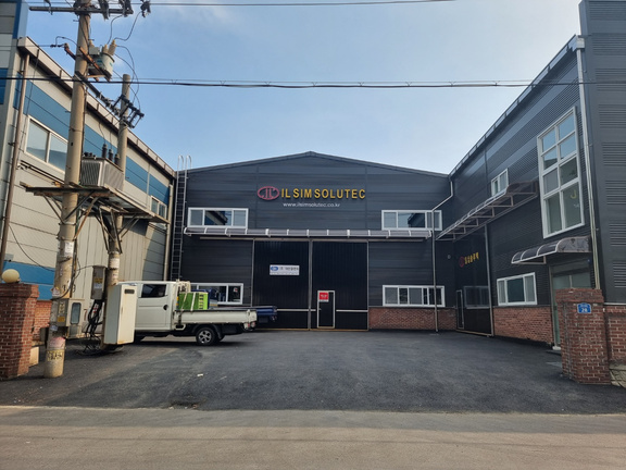 하늘, 도로, 트럭, 야외이(가) 표시된 사진
자동 생성된 설명