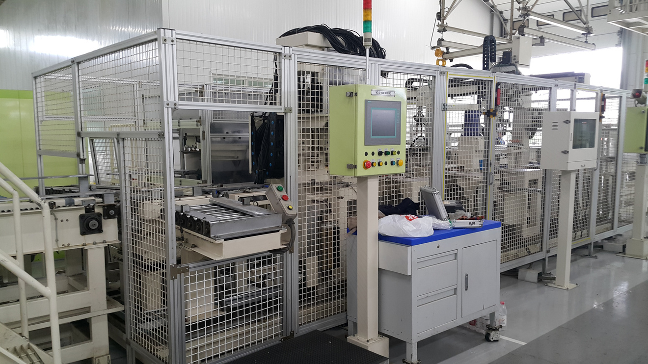 실내, 건물, 트럭, 테이블이(가) 표시된 사진
자동 생성된 설명