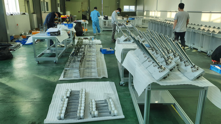 실내, 테이블, 주방, 카운터이(가) 표시된 사진
자동 생성된 설명