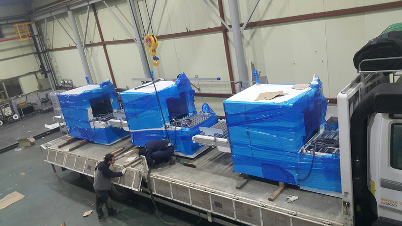 실내, 파란색, 트럭, 수화물이(가) 표시된 사진
자동 생성된 설명