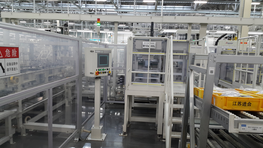 건물, 실내, 앉아있는, 트럭이(가) 표시된 사진
자동 생성된 설명