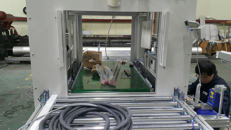 실내, 주방, 테이블, 카운터이(가) 표시된 사진
자동 생성된 설명