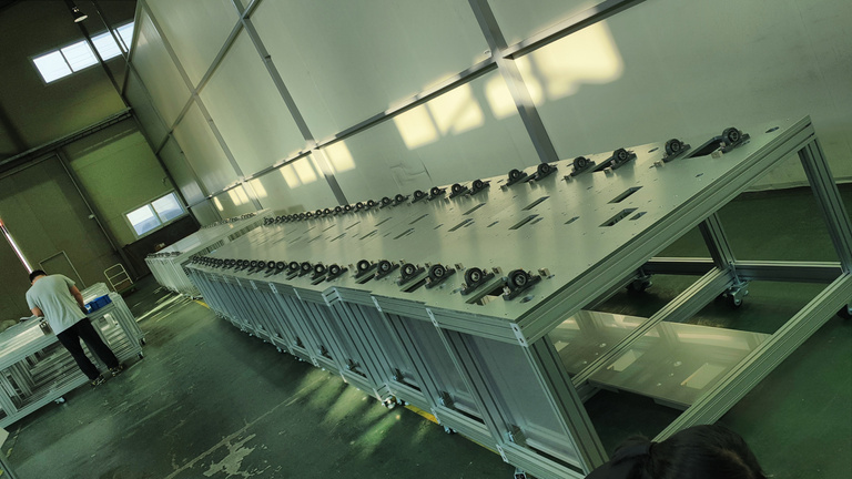 실내, 테이블, 작은, 앉아있는이(가) 표시된 사진
자동 생성된 설명